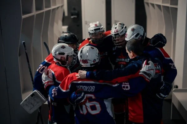 hockey team huddle